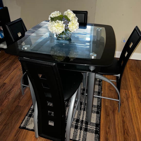 Ultra-modern styling is executed flawlessly in the
design of this Pub Table. - Picture 4 of 5